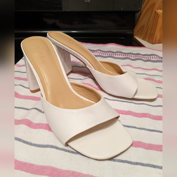 BY FAR Women's Juju Pearl Shine Leather Heeled Mules - White Pearl Shine - Picture 5 of 11